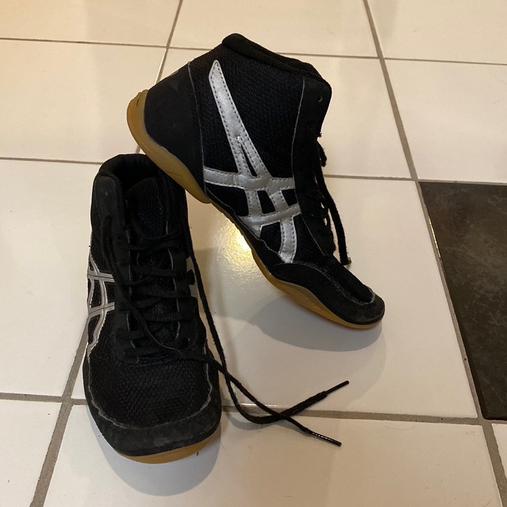 Wrestling shoes